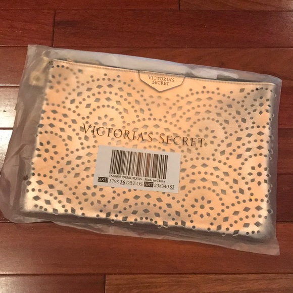 NWT Victoria Secret Rose Gold Laser Cut Wristlet - Picture 2 of 5